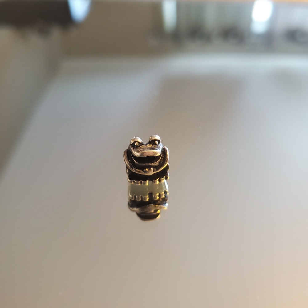 "Frog" bead, retired